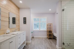 1 Osprey - Private King Bathroom