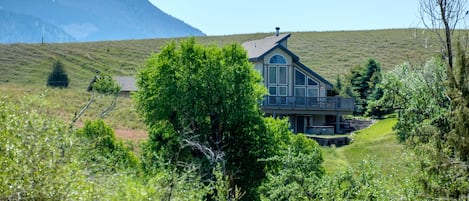 Paradise Valley home overlooking the Yellowstone River.