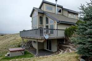 Chicory features a large deck, a gas grill, and a hot tub down the stairs for guests to enjoy the nightly stars or the view of the river.