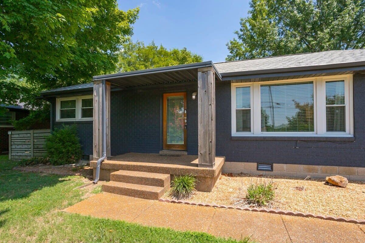Beautiful fully renovated modern ranch style home