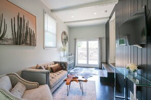 Chic Den w/Smart TV