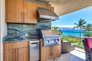 Soak in sweeping views from a chic lanai with plush seating, alfresco dining, and premium BBQ?crafted for the discerning traveler. HKH-201