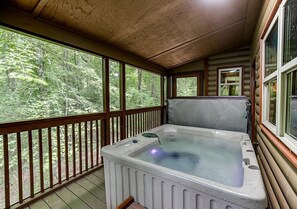 Private Hot Tub on Screened in Patio