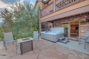 Patio: Fire pit, 4-person hot tub