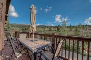 Deck: Gas grill