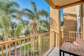 Balcony with beautiful sunset views of lake Cay