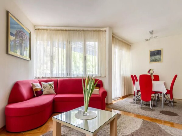 Sunny living room - pull out sofa for two, entertainment center, dining area
