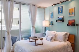 Cool Hawaii Vibe+Decor! Chic Kitchenett, Lanai, and AC, WiFi–Waikīkī Grand #301