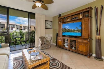 Bright Island-Style Suite w/WiFi, Modern Kitchen, AC, Lanai–Kamaole Sands 9208