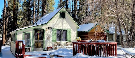 Snow covered Big Bear Cool Cabins, Hiner Haven