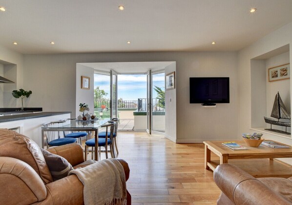 Modern first floor apartment minutes from Ilfracombe harbour