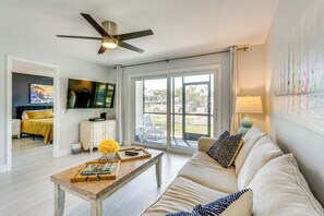 Living Room | Air Conditioning | Cable TV | Free WiFi