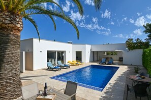 mit privatem Pool und Terrasse