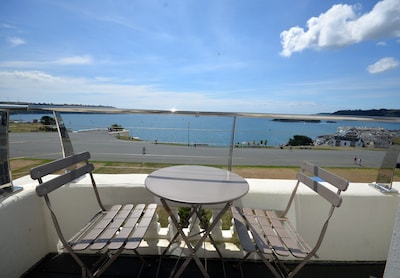 Luxurious 2 bed apartment with balcony and spectacular sea views