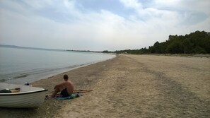 spiaggia di sabbia davanti la casa

