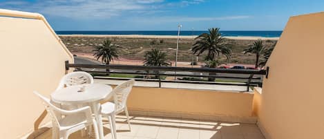 Terraza con vistas a la playa.