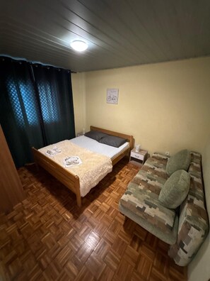 Schlafzimmer 1