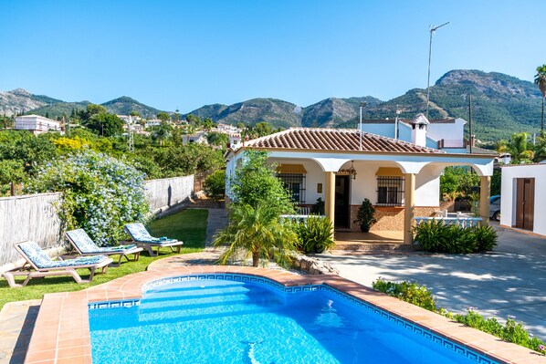 Enjoy the views of this farm in Alhaurín el Grande