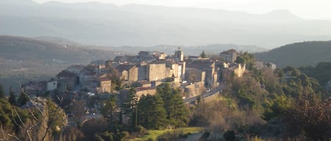 Mons village provençal du haut Var(alt 814m) avec vue panoramique sur la côte d'Azur. situé a 50kms des gorges du Verdon,20kms du lac de st Cassien,50kms de la mer et 40kms de la station de" ski de Gréolières.commerces de proximités et restaurants