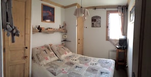 chambre à coucher avec rangement et décoration