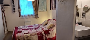 Suite Parentale lit double 140*200 avec salle d'eau et TV