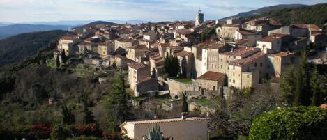 Mons village provençal du Haut Var(alt 814m)avec vue sur la côte d'Azur. Situé à 50kms des gorges du Verdon, 20kms du lac de st Cassien,50kms de la mer et 40kms de la station de ski de Gréolières.commerces de proximités, et restaurants