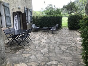 Terrasse ombragée par des platanes et entourée de buis. Terrace protected with trees