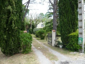 L'entrée du gîte depuis la route départementale The entrance of the "Gîte" area from the main road