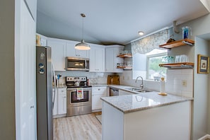 NEWLY REMODELED KITCHEN WITH GRANITE COUNTER TOPS