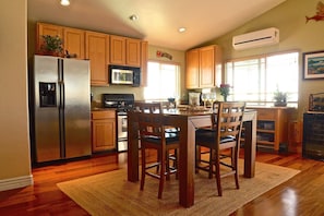 Dining room with expandable table to seat 6 people comfortably 