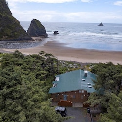 Secluded Arch Cape front row beach access!