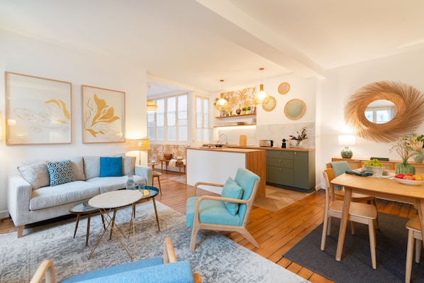 Spacious and bright living area with open kitchen and dining table and chairs