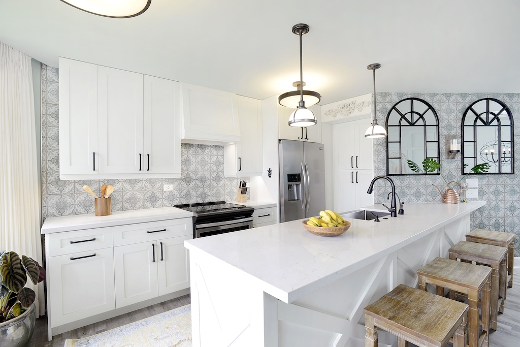 White and bright interior of a South-Maui beach house