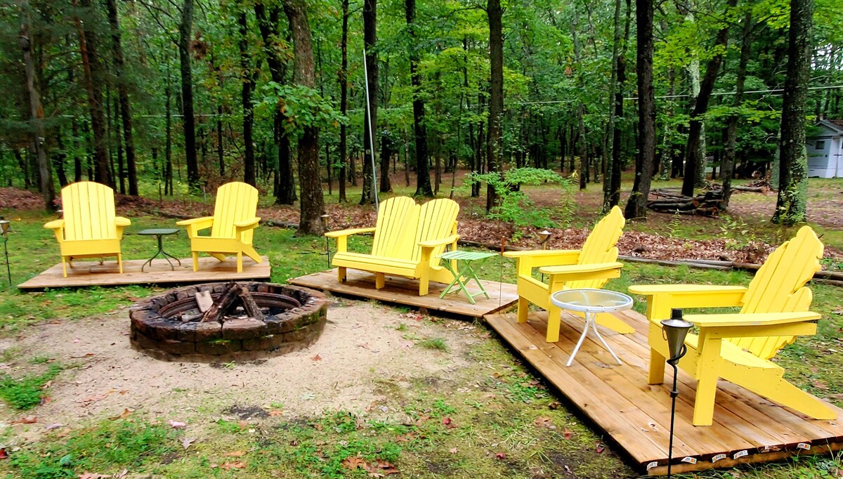 Red Cabin Retreat for perfect couples getaway!