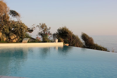 Un lugar de ensueño!Villa moderna con piscina en el mar, a tiro de piedra de Roma !!!