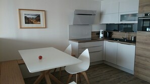 cuine neuve équipée, coin repas avec des banquettes