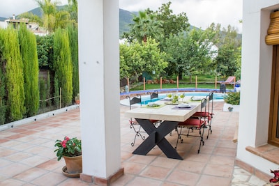 Andalusian villa with private pool, barbecue and wifi. Only 5min from town