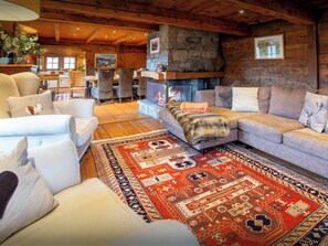 Lounge/Dining