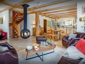 Lounge/Dining