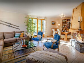 Lounge/Dining