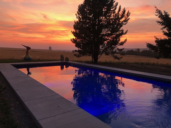 Sunsets at the pool - share this with friends at our country house.