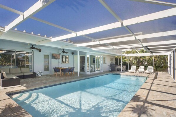 Relax or entertain - huge lanai 