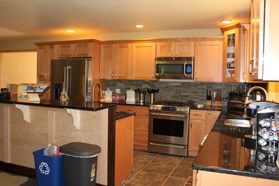 Mount snow New 5br+loft, Hottub, Sports bar, Game room