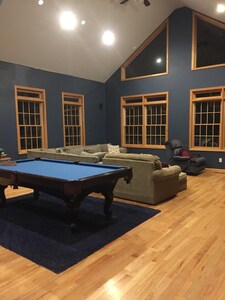 Mount snow New 5br+loft, Hottub, Sports bar, Game room