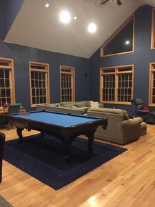 Mount snow New 5br+loft, Hottub, Sports bar, Game room