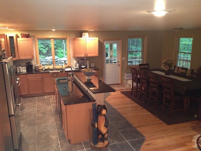 Mount snow New 5br+loft, Hottub, Sports bar, Game room