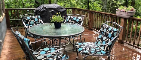 HAPPY PLACE!!  Nice DECK- GAS GRILL, Table & Chairs- GREAT for COZY EVENINGS!