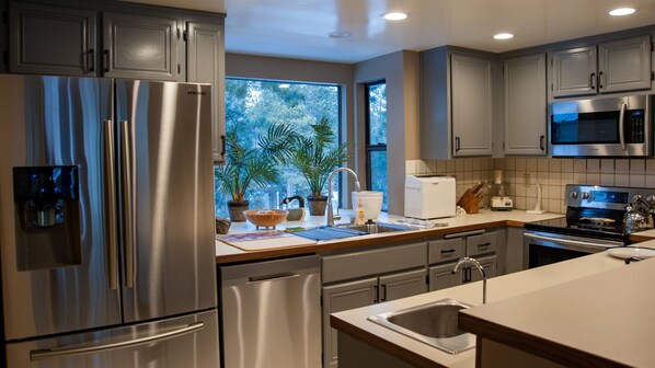 Fully equipped kitchen great lighting, NEW Samsung appl., stay home to  eat!