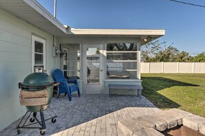 Private Patio | Charcoal Grill