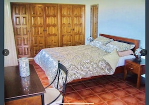 Villa Tranquila - sleep in SUPER-KING bed, private terrace to sea and village